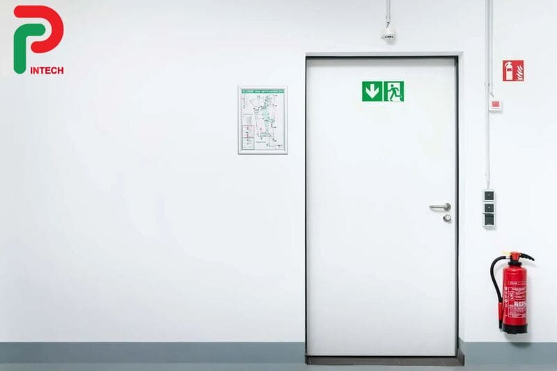 Cửa Chống Cháy 90 Phút: Vì Sao Cần Thiết Cho Nơi Mật Độ Người Đông?