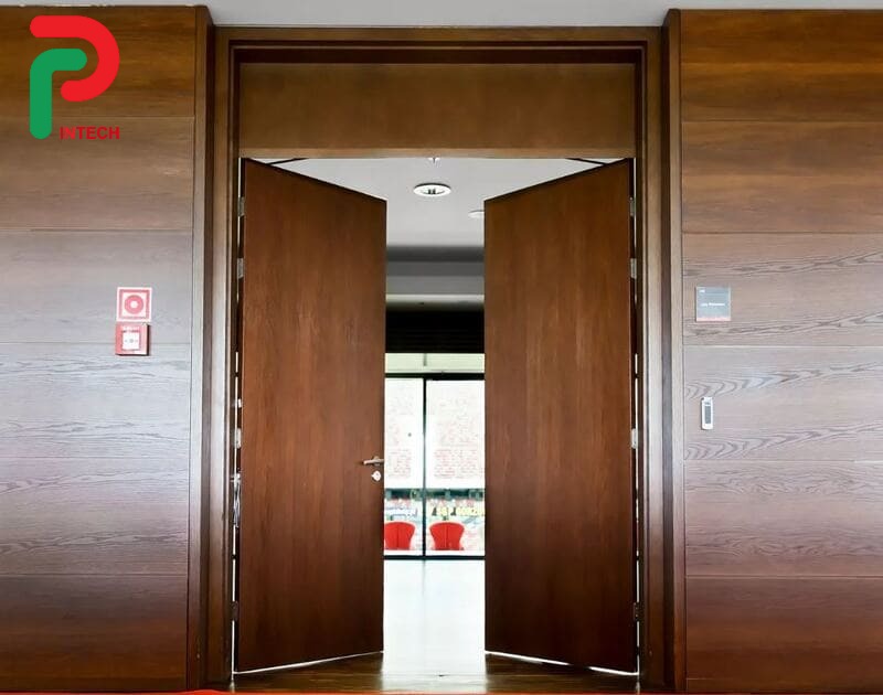 Cửa Sắt Chống Cháy Vân Gỗ: Bảo Vệ Văn Phòng Đẹp & Chuyên Nghiệp