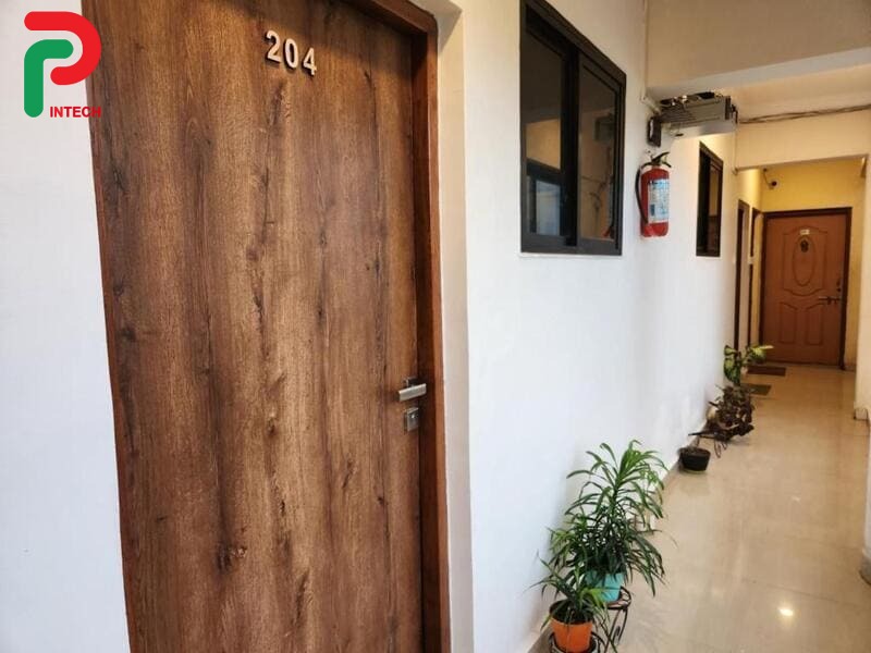 Cửa Sắt Chống Cháy Vân Gỗ Chung Cư: Chốt Bảo Vệ Cư Dân Mỗi Tầng