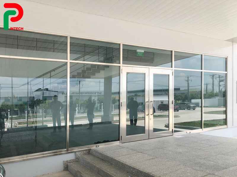 Lắp Đặt Cửa Và Vách Kính Chống Cháy Có Đắt Không? Tổng Chi Phí & Lợi Ích Lâu Dài
