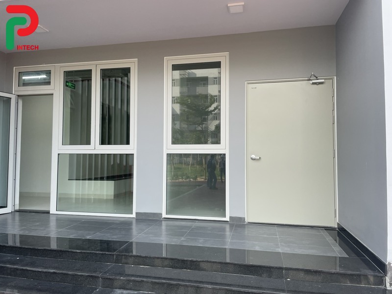 Lắp Đặt Cửa Và Vách Kính Chống Cháy Có Đắt Không? Tổng Chi Phí & Lợi Ích Lâu Dài