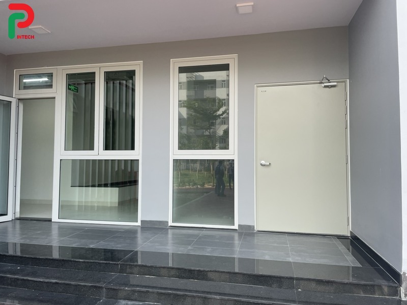 Thi Công Cửa Và Vách Chống Cháy: 5 Sai Lầm Làm "Tê Liệt" Hệ Thống PCCC