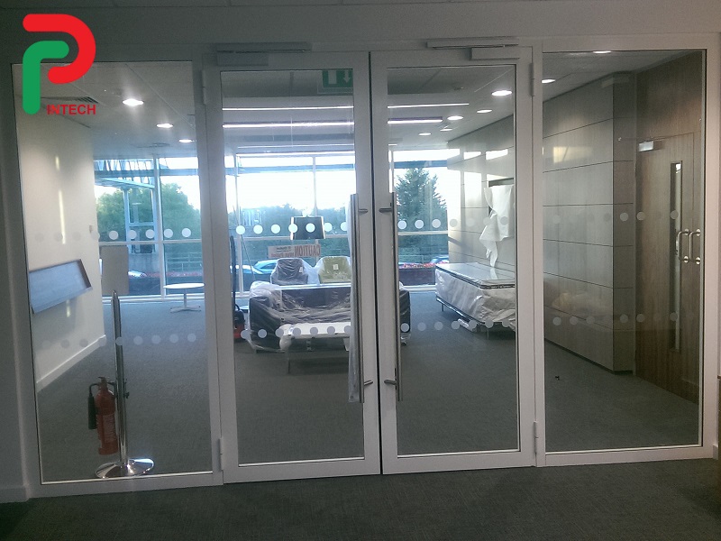Vách Kính Chống Cháy: Những Sai Lầm Khi Chọn Kích Thước