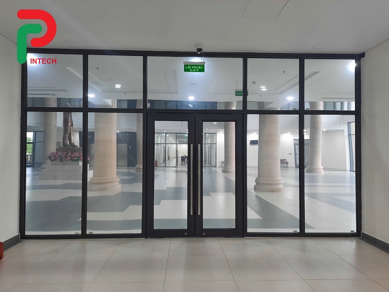 Vách Kính Ngăn Cháy: Những Sai Lầm Lắp Đặt Thường Bị Bỏ Qua